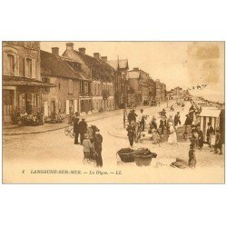 carte postale ancienne 14 LANGRUNE-SUR-MER. La Digue et magasin de Cartes Postales