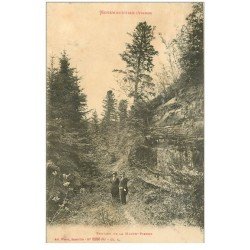 carte postale ancienne 88 MOYENMOUTIER. Promeneuses Sentier de la Haute Pierre