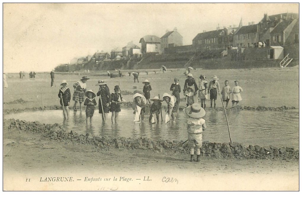 carte postale ancienne 14 LANGRUNE-SUR-MER. La Plage avec Jeux d' Enfants LL11
