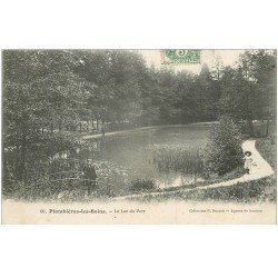 carte postale ancienne 88 PLOMBIERES LES BAINS. Lac du Parc 1907 Animation sur et à côté du Pont en Bois