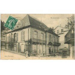 carte postale ancienne 88 PLOMBIERES LES BAINS. Le Facteur face aux Bains Stanislas 1908