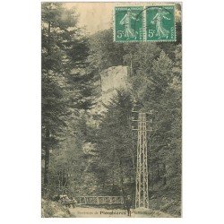 carte postale ancienne 88 PLOMBIERES LES BAINS. Personnage à la Roche Busnière 1910. Coupure 1 cm
