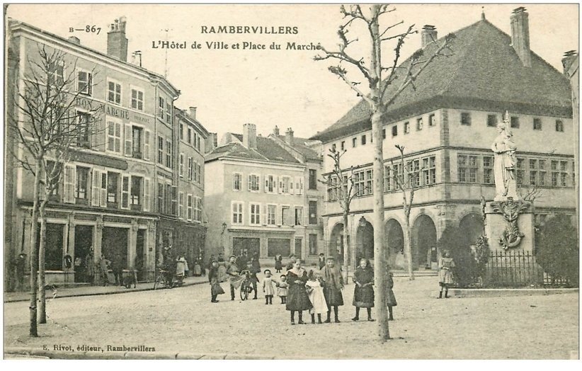 88 RAMBERVILLERS. Hôtel de Ville et Place du Marché magasin Au Bon Marché