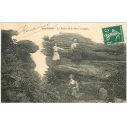 carte postale ancienne 88 RAON L'ETAPE. Femmes sur Roche de la Pierre Appel
