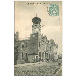 carte postale ancienne 02 LA FERE. Hôtel des Postes avec Facteur 1906