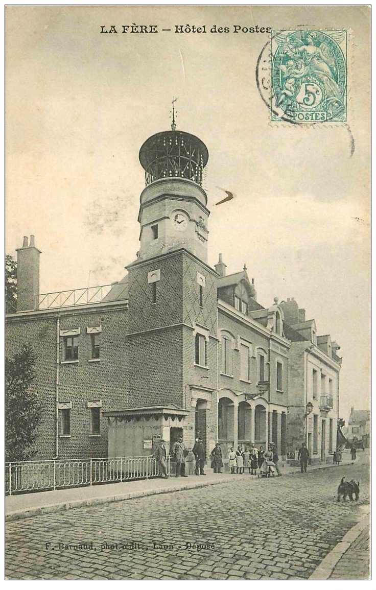 carte postale ancienne 02 LA FERE. Hôtel des Postes avec Facteur 1906