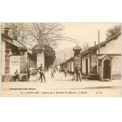 carte postale ancienne 88 SAINT DIE. Entrée Caserne du 3 ème Bataillon de Chasseurs. Militaires et Soldats