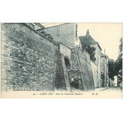 carte postale ancienne 88 SAINT DIE. Mur Ancienne Citadelle animation