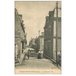 carte postale ancienne 14 LANGRUNE-SUR-MER. Rue de la Mer avec Boucherie