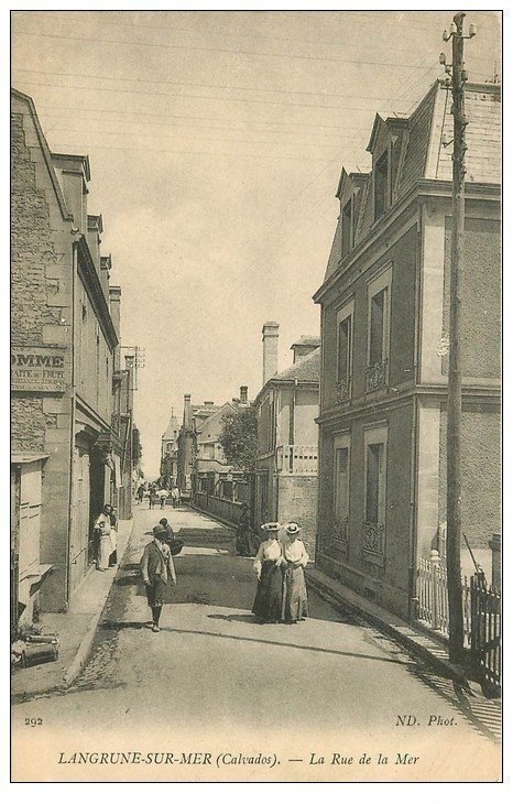 carte postale ancienne 14 LANGRUNE-SUR-MER. Rue de la Mer avec Boucherie