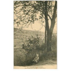 carte postale ancienne 88 VAL D'AJOL. Enfant assis sous un Arbre Route Feuillée Dorothée Hôtel 1915