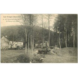 carte postale ancienne 88 VAL D'AJOL. Le Champ de la Pierre personnages sur petit Pont