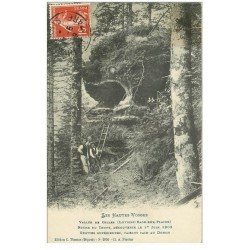 carte postale ancienne 88 VALLEE DE CELLES. Personnages sous la Roche de Trupt 1909