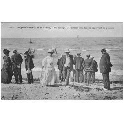 carte postale ancienne 14 LANGRUNE-SUR-MER. Une barque apportant du Poisson