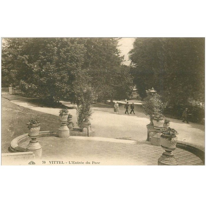 Carte Postale Ancienne Vittel (88) – Allée D’entrée Du Parc – Années 1900, Noir Et Blanc