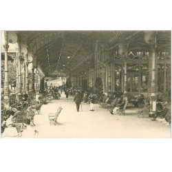 carte postale ancienne 88 VITTEL. Galerie des Sources