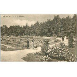 carte postale ancienne 88 VITTEL. La Roseraie avec Chien