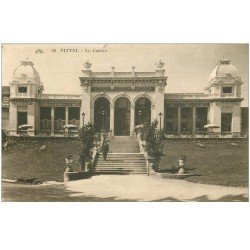 carte postale ancienne 88 VITTEL. Le Casino avec personnage