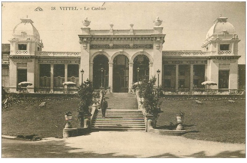 carte postale ancienne 88 VITTEL. Le Casino avec personnage