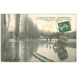 carte postale ancienne 14 LE BREUIL-EN-AUGE. Route envahie par les eaux débordement de la Touques 1908. Carte réparée