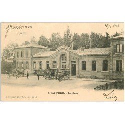 02 LA FERE. La Gare avec attelages transport de Passagers 1904