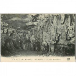 carte postale ancienne 89 ARCY SUR CURE. Les Fonds Baptismaux aux Grottes animation