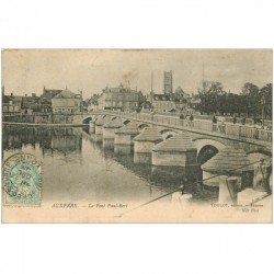 carte postale ancienne 89 AUXERRE. Animation sur le Pont Bert 1905
