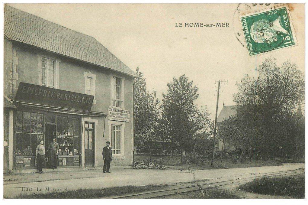 carte postale ancienne 14 LE HOME-SUR-MER. Epicerie Parisienne 1925 devant la voie du Chemin de Fer