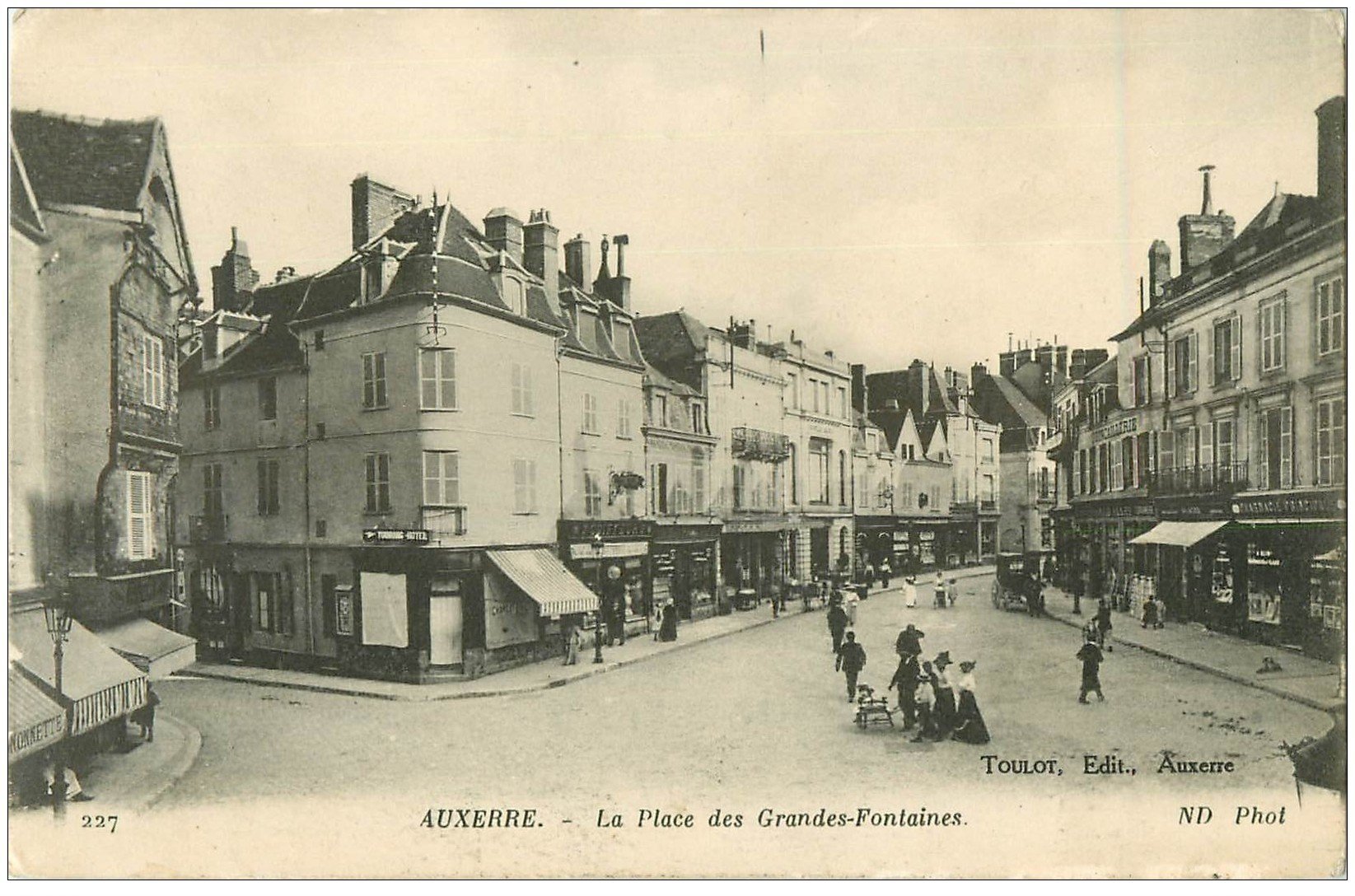carte postale ancienne 89 AUXERRE. Place des Grandes Fontaines 1918 Hôtel Touring