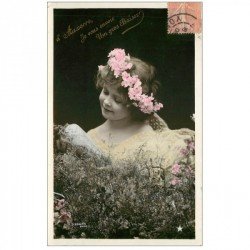 carte postale ancienne 89 AUXERRE. Superbe Fillette avec collier de Fleurs. Carte émaillograpjhie 1906