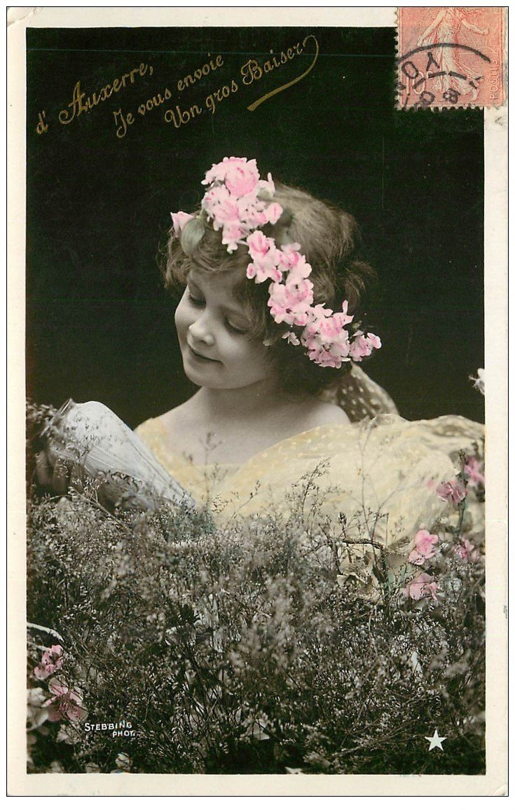 89 AUXERRE. Superbe Fillette avec collier de Fleurs. Carte émaillograpjhie 1906