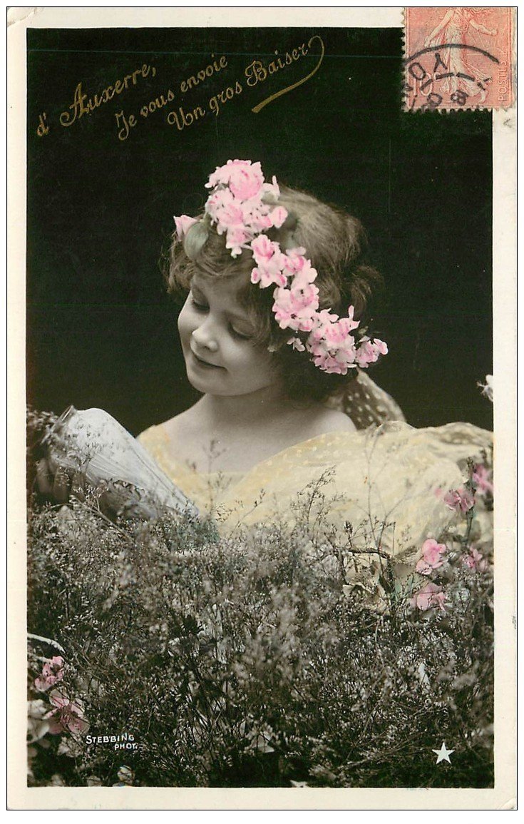 carte postale ancienne 89 AUXERRE. Superbe Fillette avec collier de Fleurs. Carte émaillograpjhie 1906