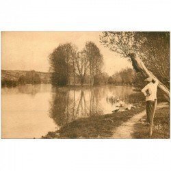 carte postale ancienne 89 BESSY SUR CURE. Couple bord de la Rivière et la Fausse Rivière 1948