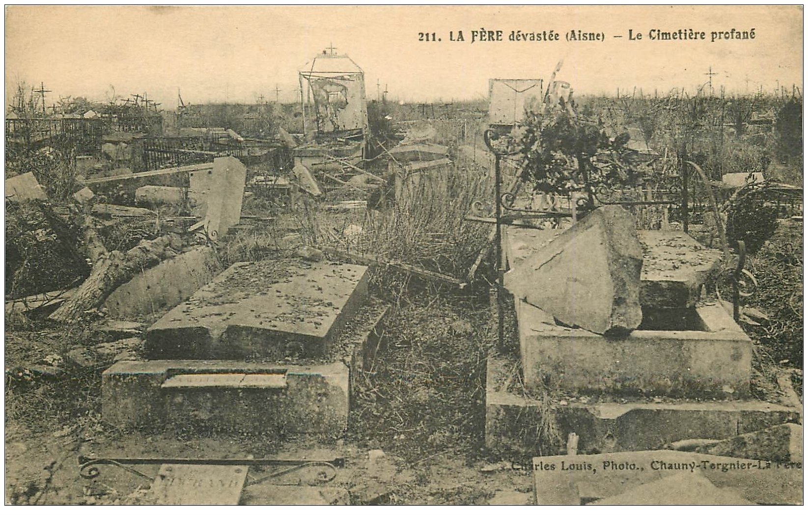 carte postale ancienne 02 LA FERE. Le Cimetière profané 1924