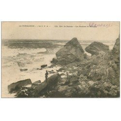 carte postale ancienne 14 LES ROCHERS DE MARIGNY 1904 avec personnage