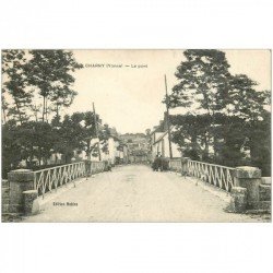 carte postale ancienne 89 CHARNY. Personnage avec brouette sur le Pont