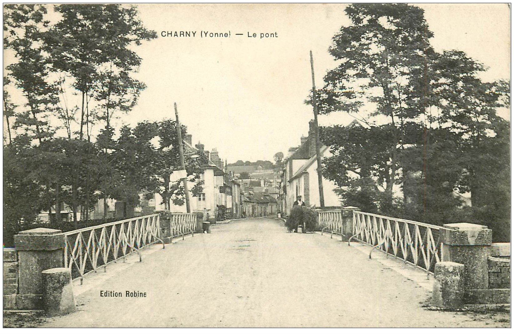 89 CHARNY. Personnage avec brouette sur le Pont