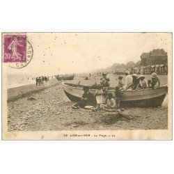 carte postale ancienne 14 LION-SUR-MER. Enfants sur la Barque à la Plage 1933