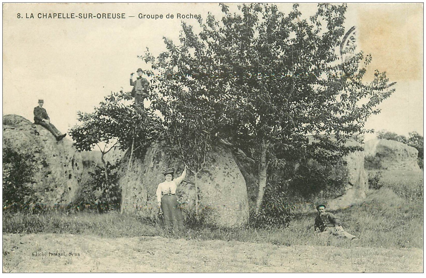 89 LA CHAPELLE SUR OREUSE. Groupes de Roches belle animation