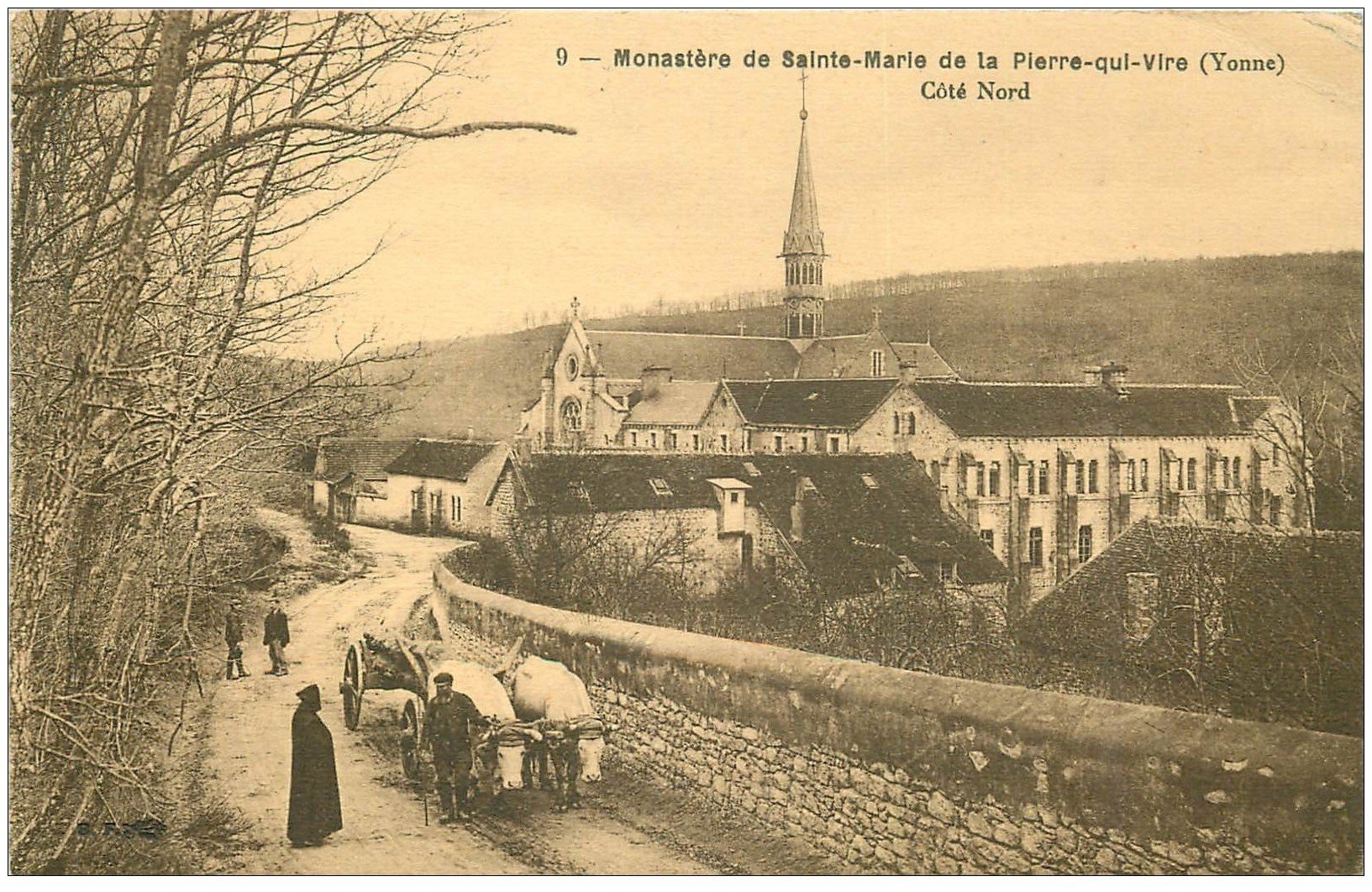 carte postale ancienne 89 LA PIERRE QUI VIRE. Monastère de Sainte Marie attelage de Boeufs 1925
