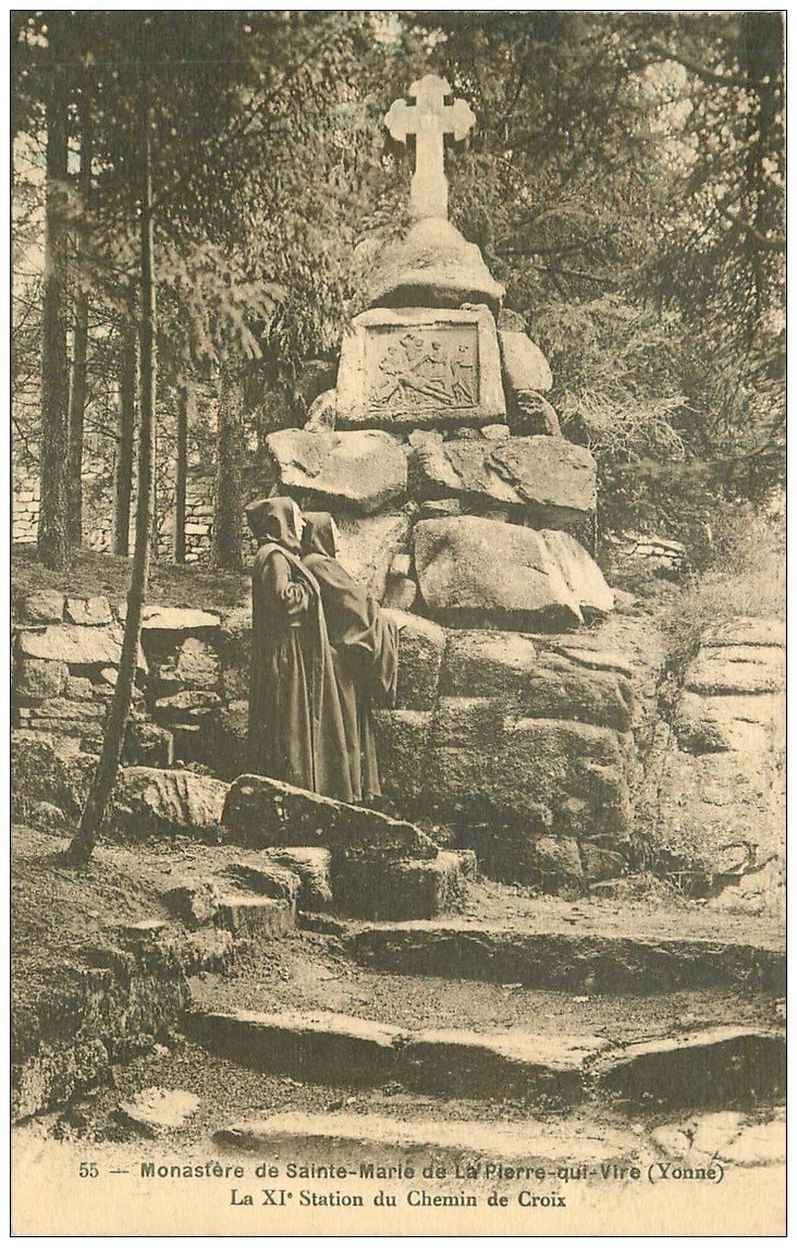 carte postale ancienne 89 LA PIERRE QUI VIRE. Monastère de Sainte Marie Station du Chemin de Croix
