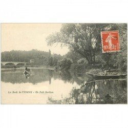 carte postale ancienne 89 LES BORDS DE L'YONNE. Un Petit Barbison avec Pêcheurs en barque 1913