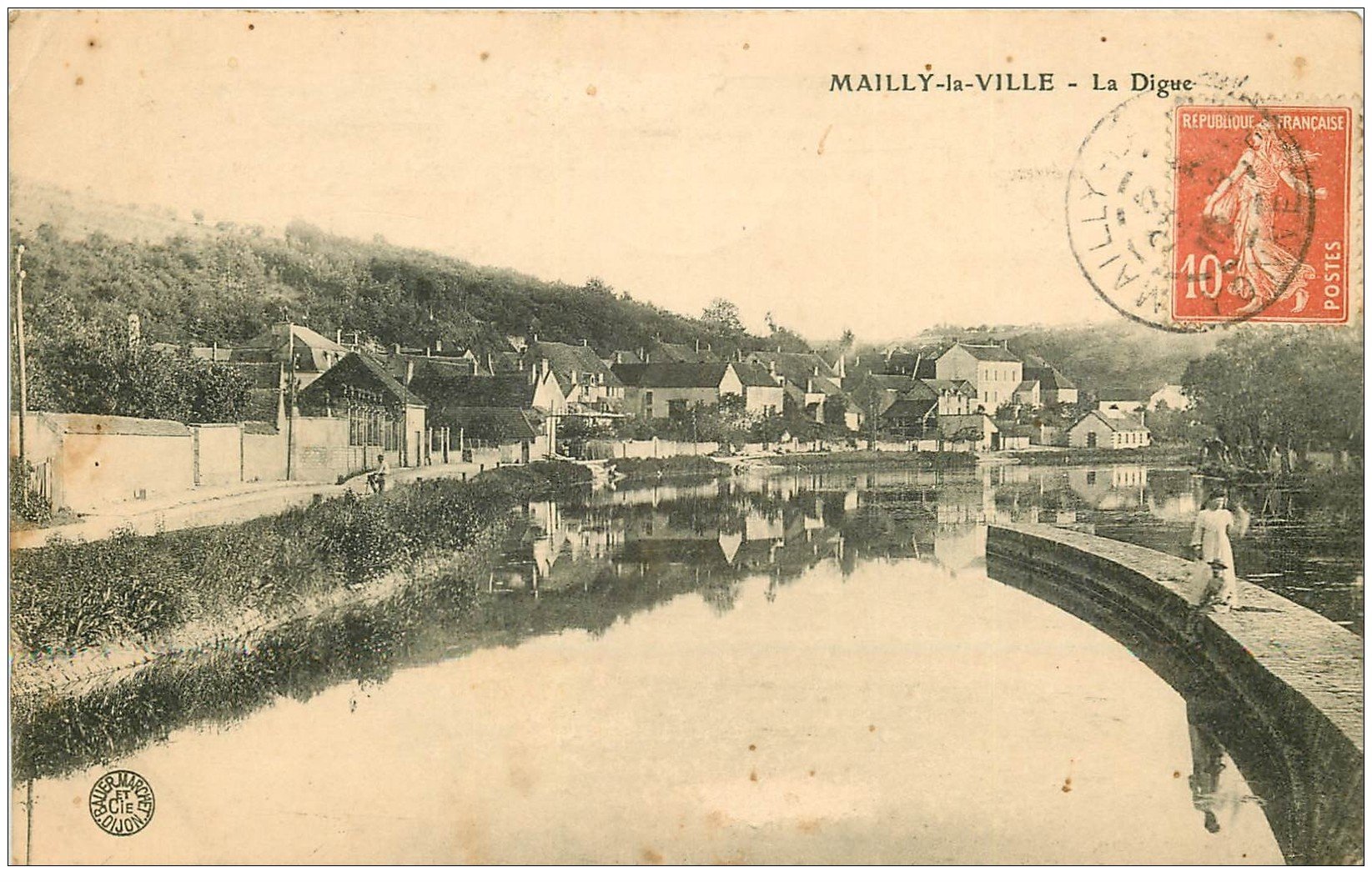 carte postale ancienne 89 MAILLY LA VILLE. Femmes sur la Digue 1910