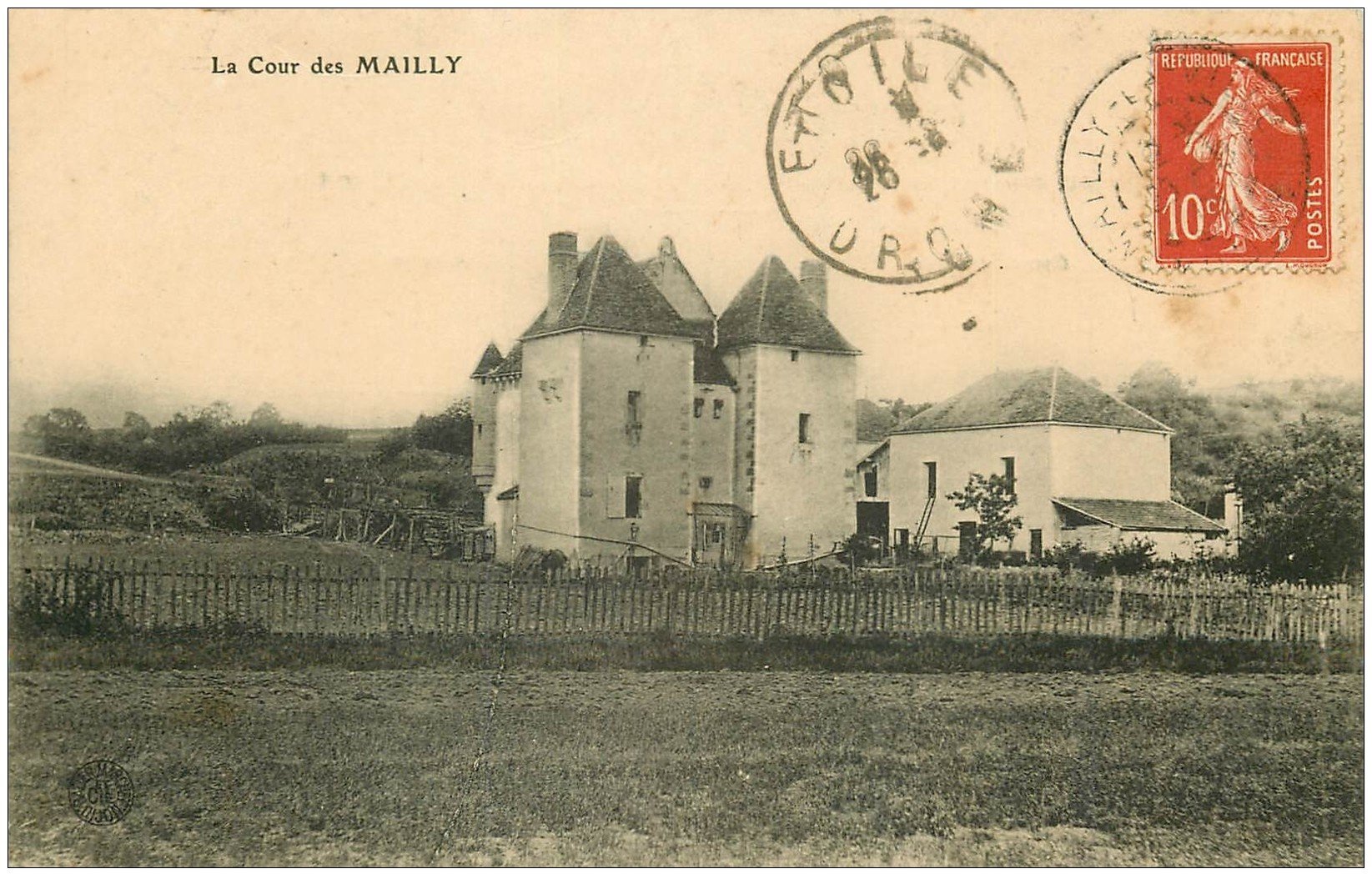 carte postale ancienne 89 MAILLY LE CHATEAU. La Cour 1913