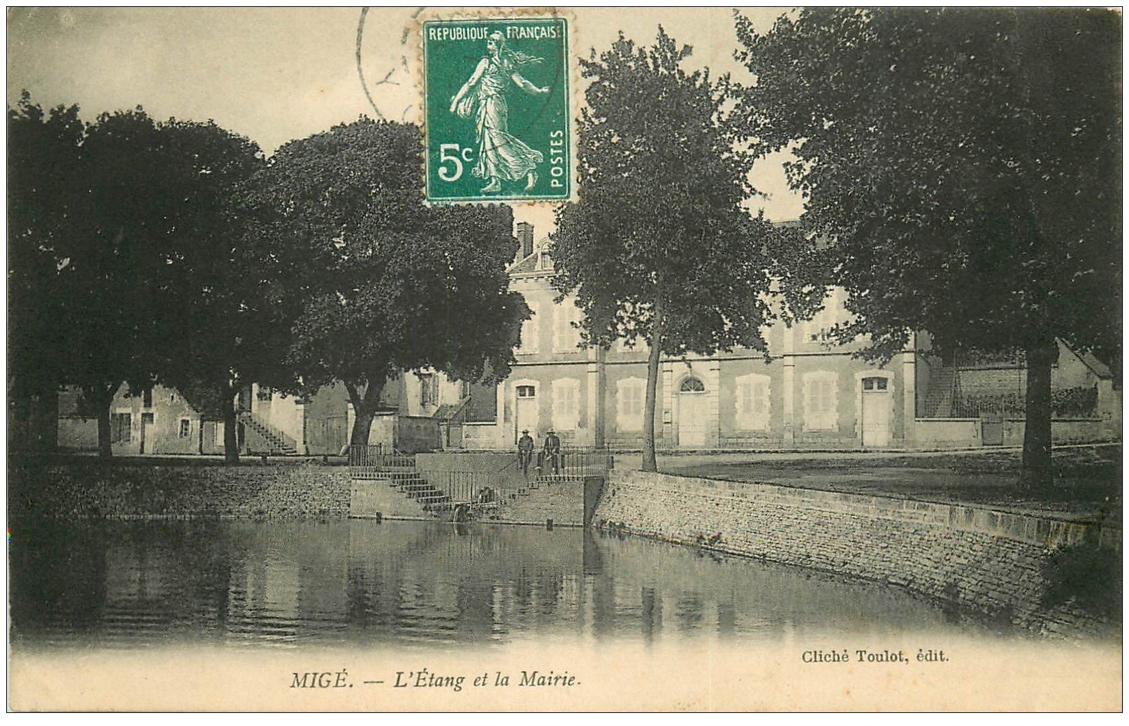 carte postale ancienne 89 MIGE. Etang et Mairie 1911