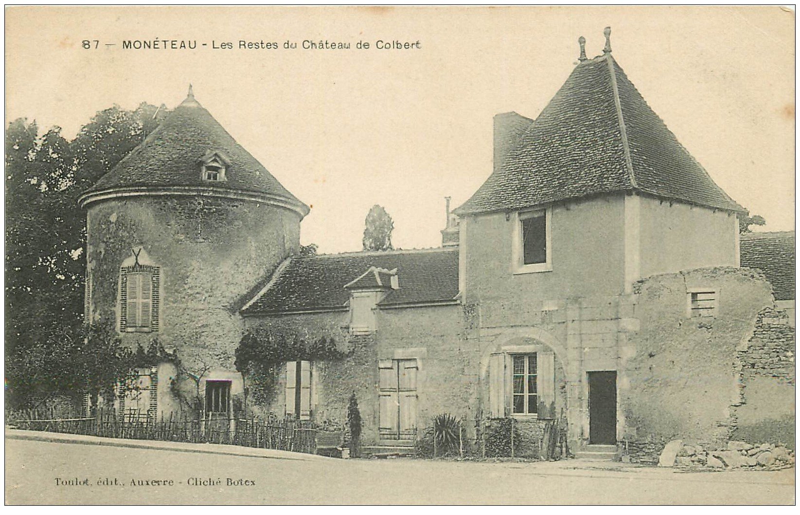 carte postale ancienne 89 MONETEAU. Les Restes du Château de Colbert vers 1900