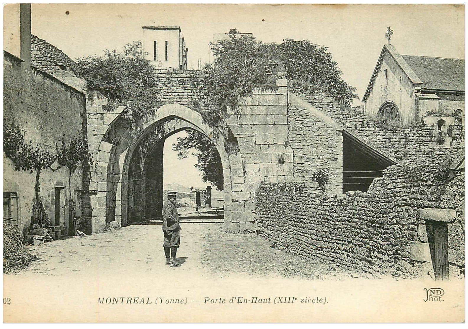 carte postale ancienne 89 MONTREAL. Porte d'En Haut 1928
