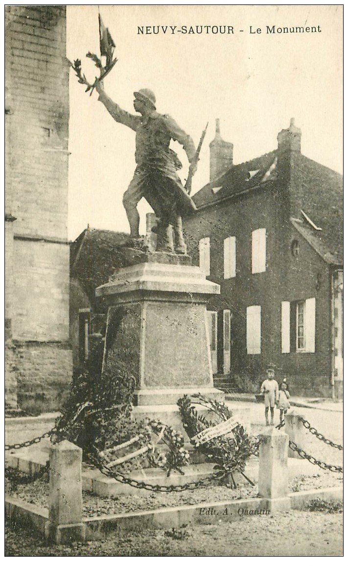 carte postale ancienne 89 NEUVY SAUTOUR. Enfants regardant le Monument 1929