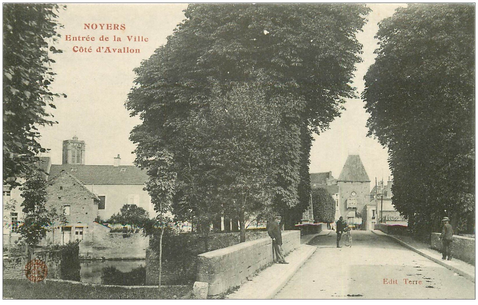 carte postale ancienne 89 NOYERS SUR SEREIN. Cycliste surr Pont à l'Entrée de la Ville