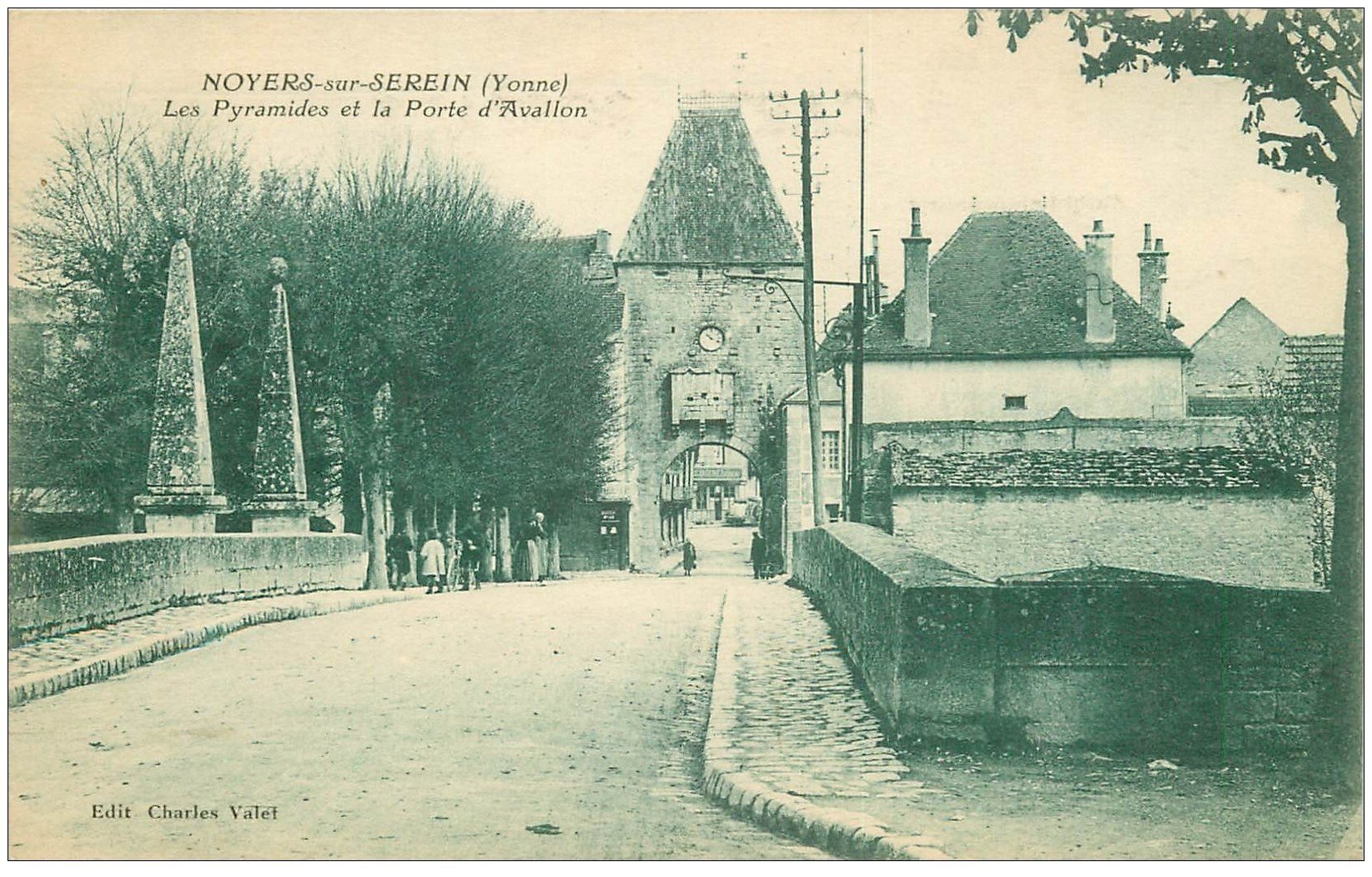 carte postale ancienne 89 NOYERS SUR SEREIN. Pyramides et Porte d'Avallon